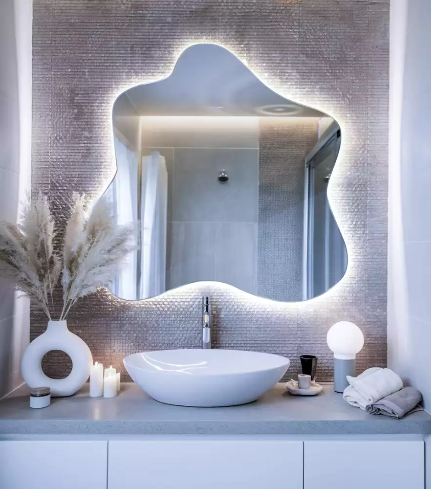 Miroir décoratif moderne en forme de tache avec éclairage intégré