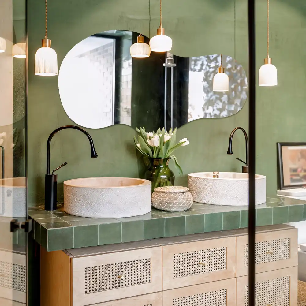 Miroir suspendu de forme organique