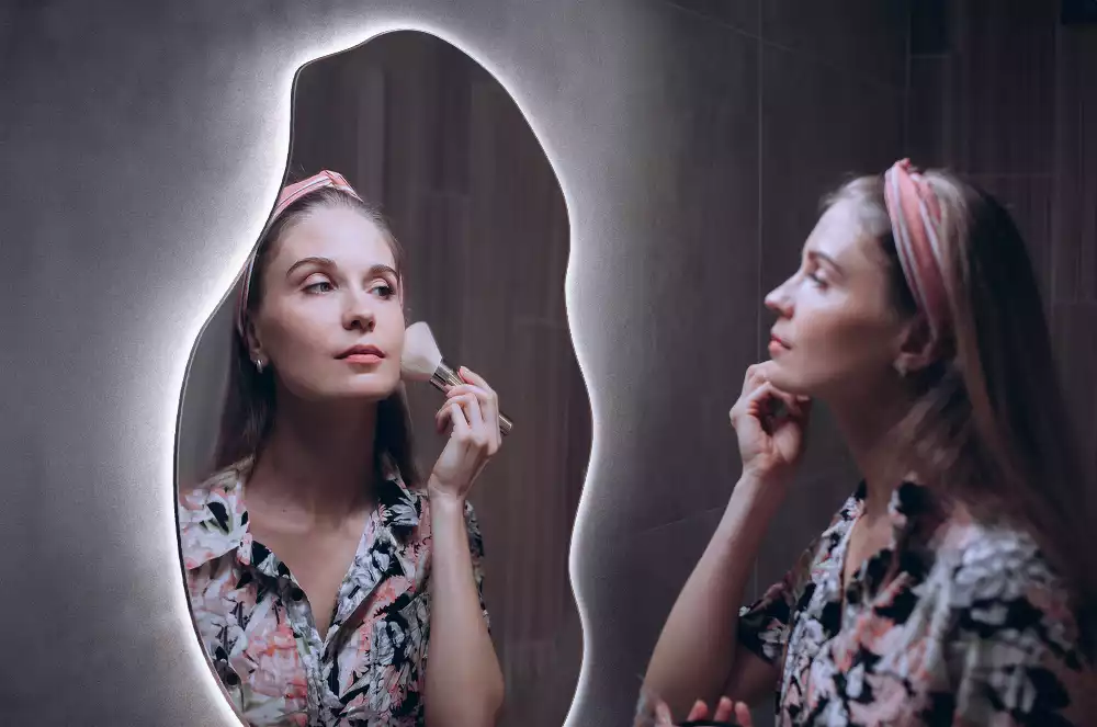 Miroir décoratif organique avec éclairage LED