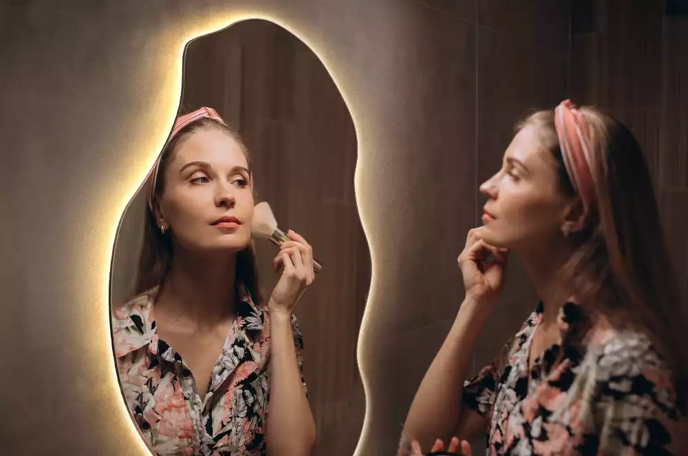 Miroir décoratif organique avec éclairage LED