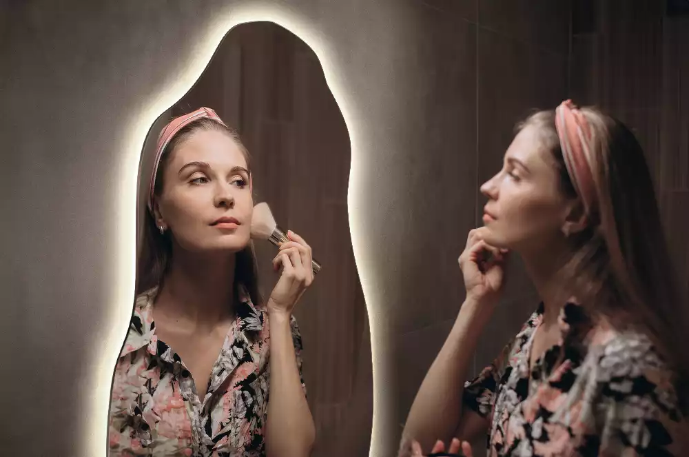 Miroir suspendu de forme organique avec éclairage LED