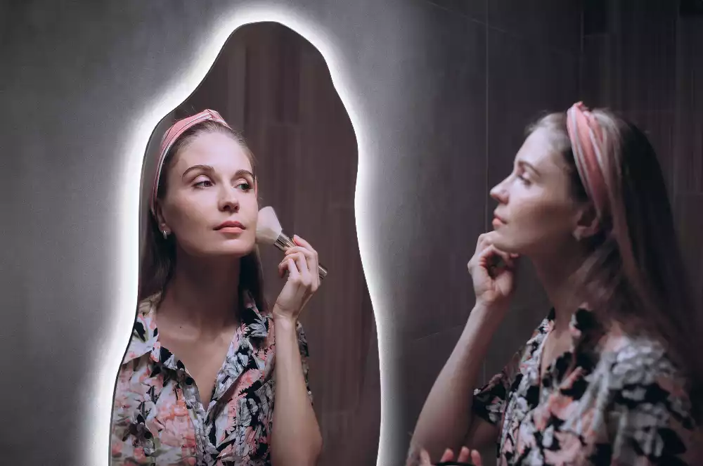 Miroir suspendu de forme organique avec éclairage LED