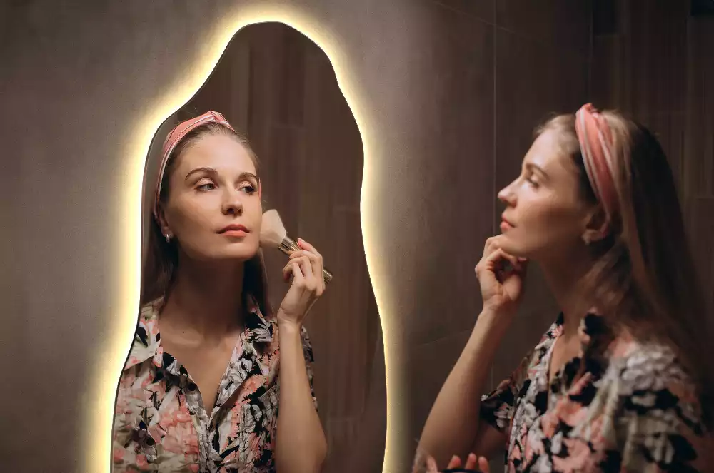 Miroir suspendu de forme organique avec éclairage LED