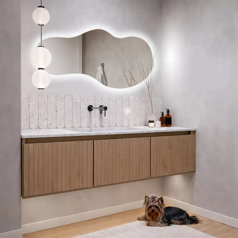 Miroir mural LED moderne de forme organique