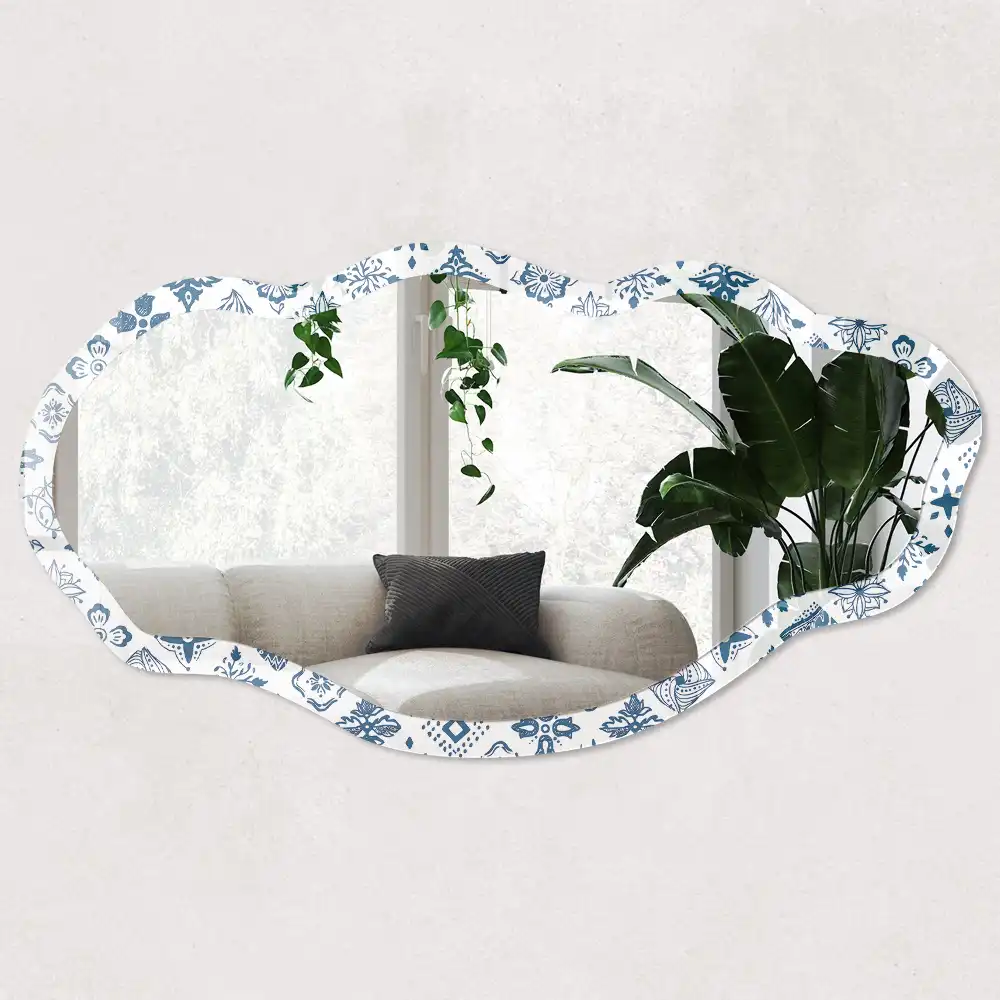 Miroir encadré à motif folklorique de forme irrégulière