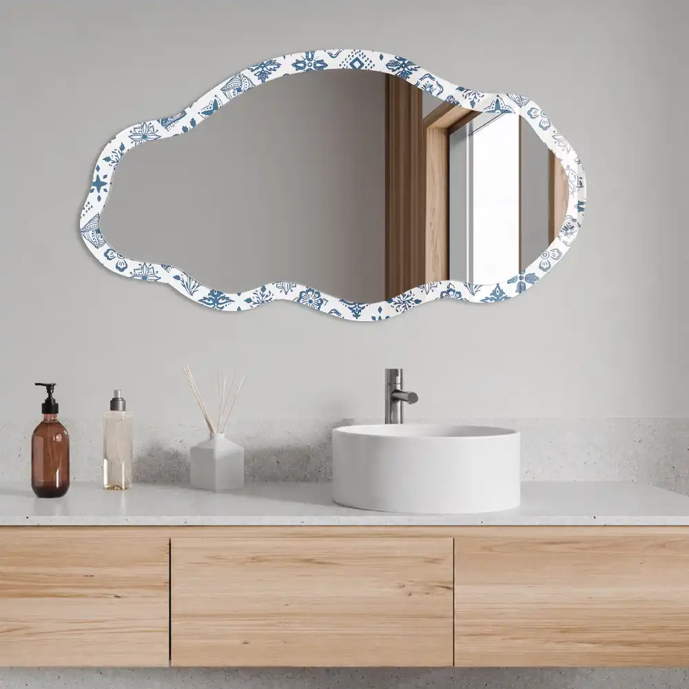 Miroir encadré à motif folklorique de forme irrégulière