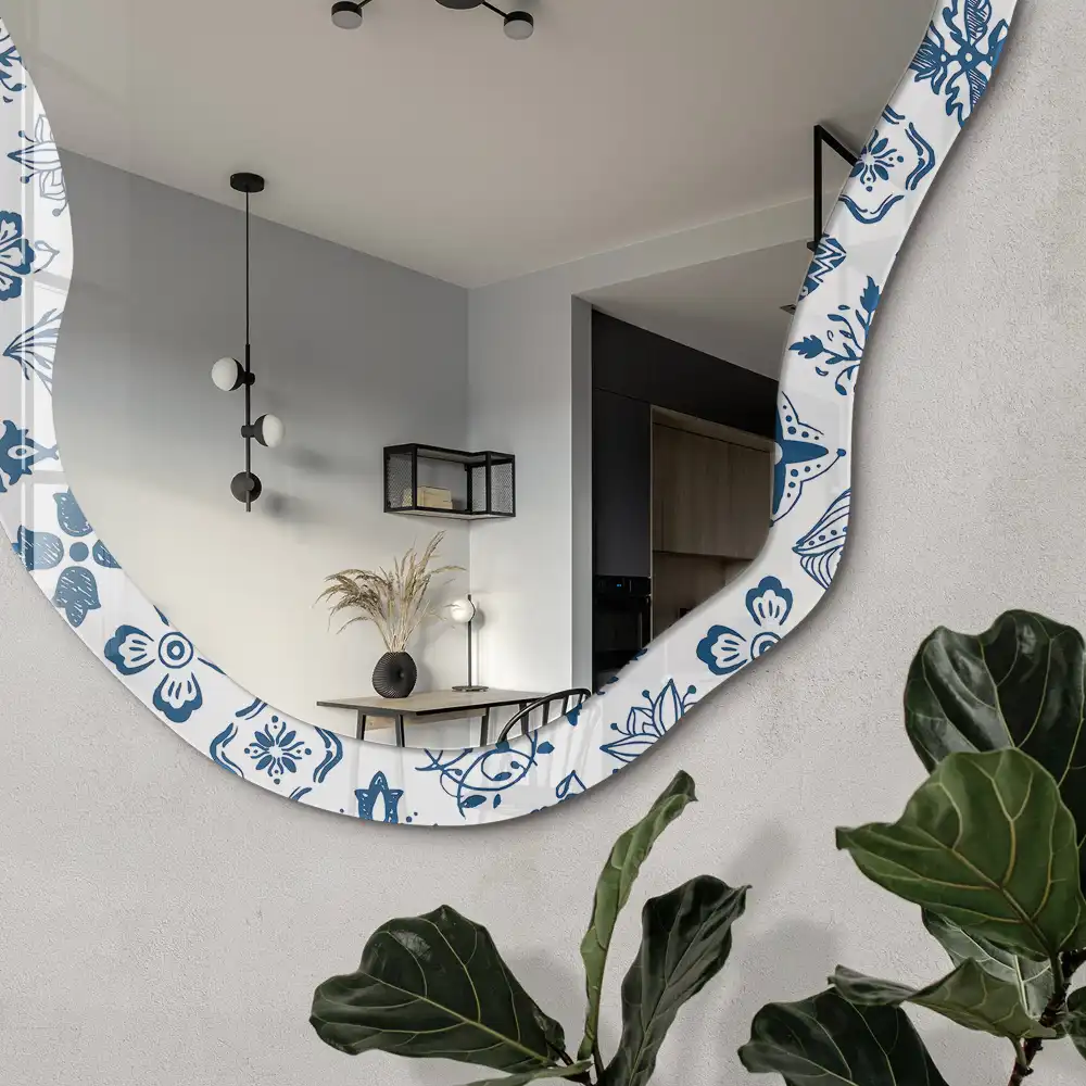 Miroir encadré à motif folklorique de forme irrégulière
