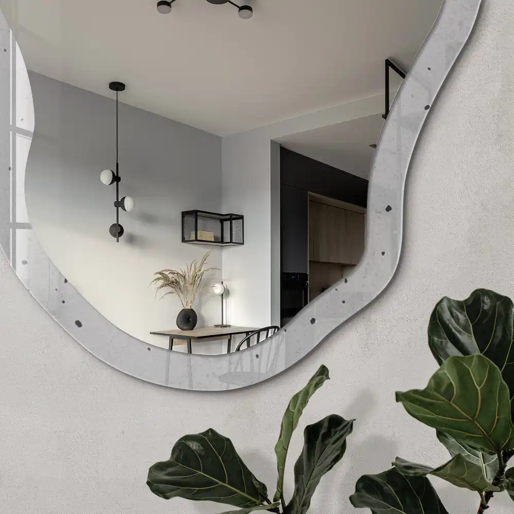 Miroir encadré à impression béton de forme irrégulière