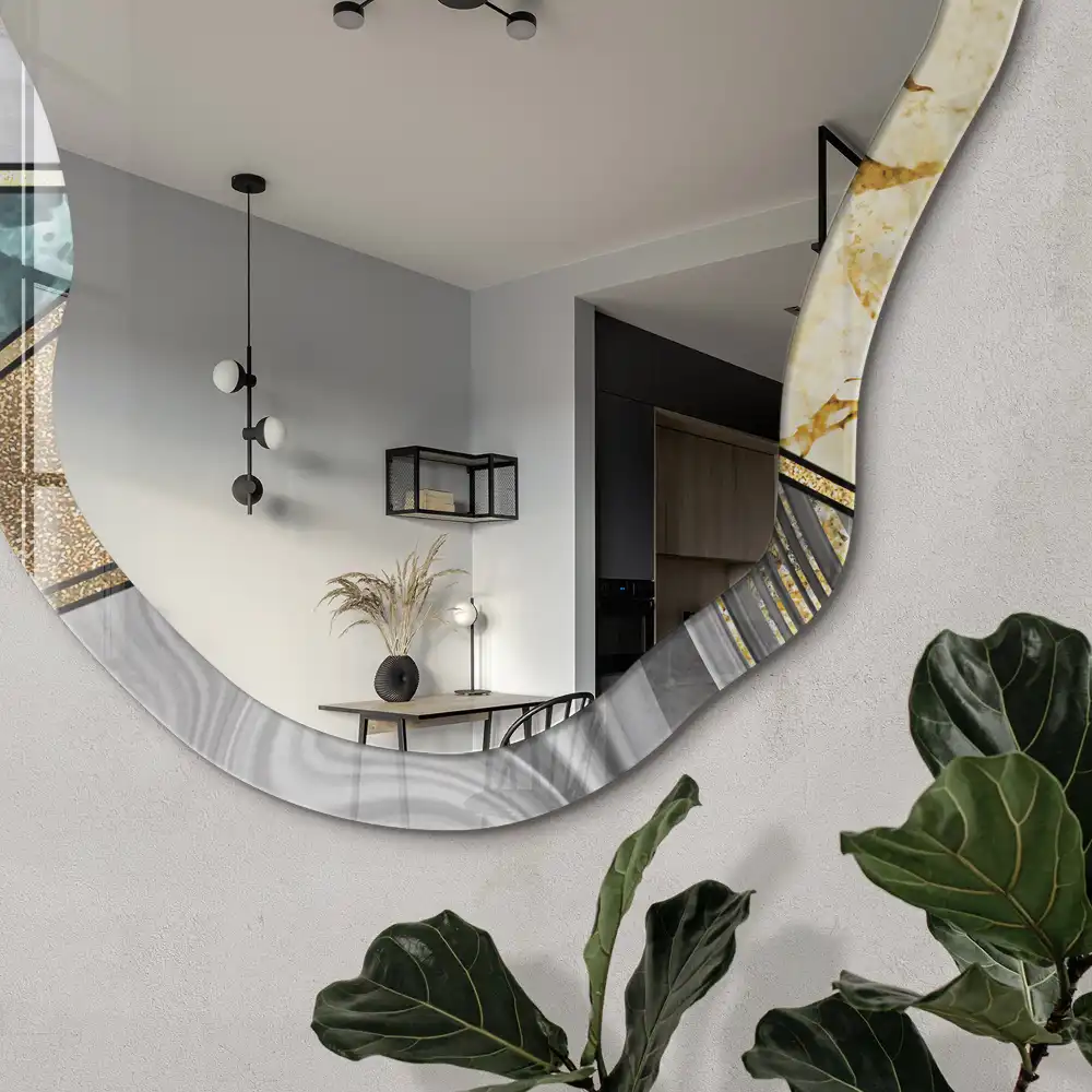 Miroir encadré à motif mosaïque géométrique de forme irrégulière