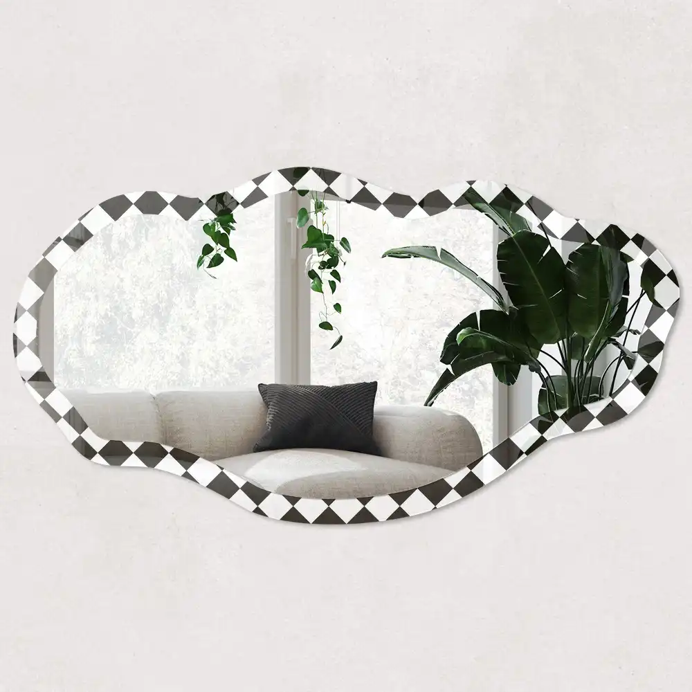 Miroir encadré à motif damier classique de forme irrégulière