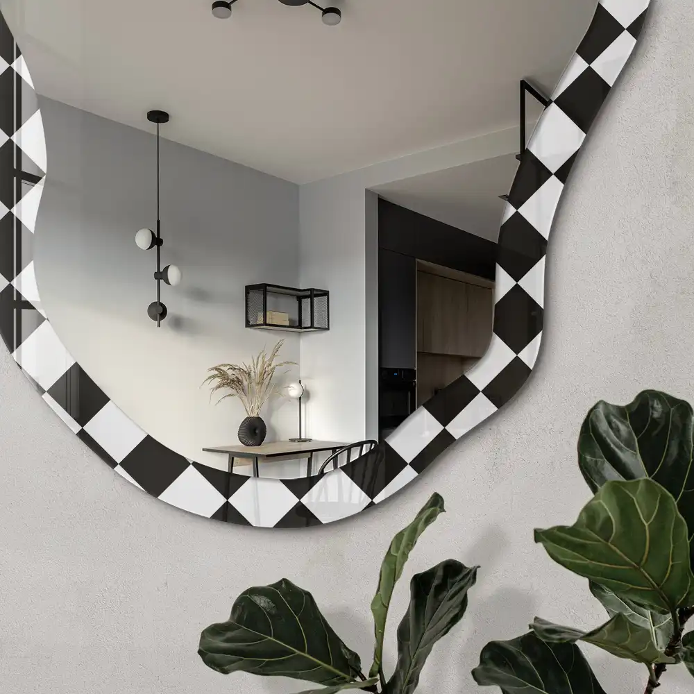 Miroir encadré à motif damier classique de forme irrégulière