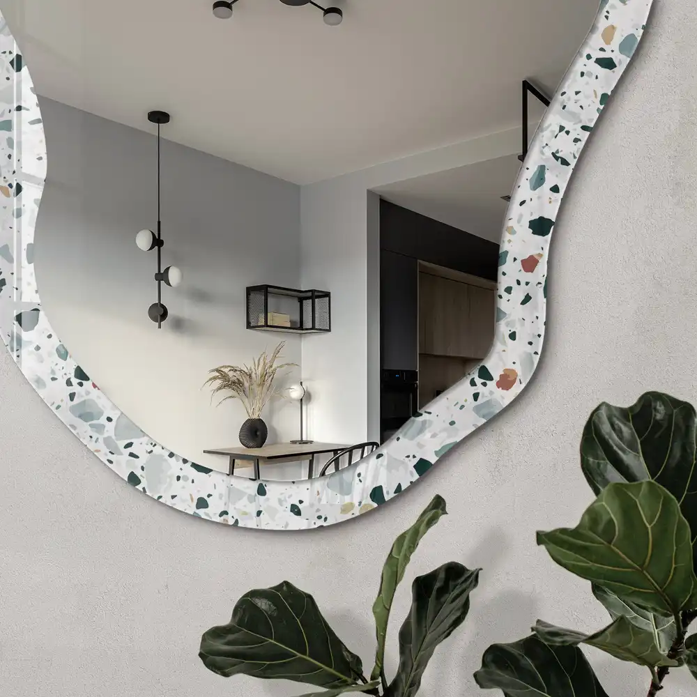 Miroir irrégulier à motifs de petits cailloux colorés