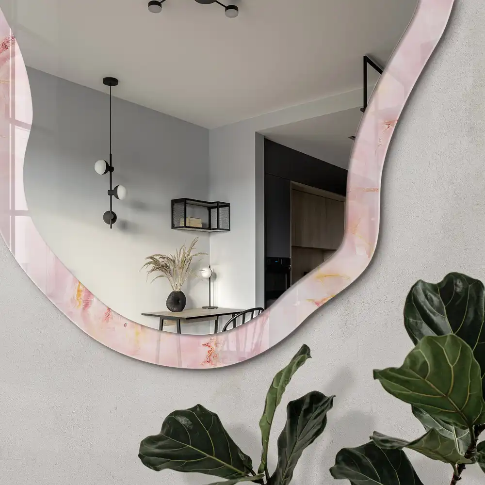 Miroir encadré à impression marbre rose de forme irrégulière