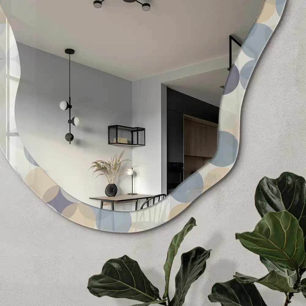 Miroir encadré à motif à pois et forme irrégulière