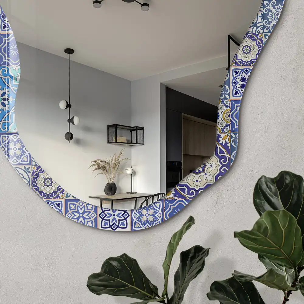 Miroir irrégulier à motif de carreaux méditerranéens