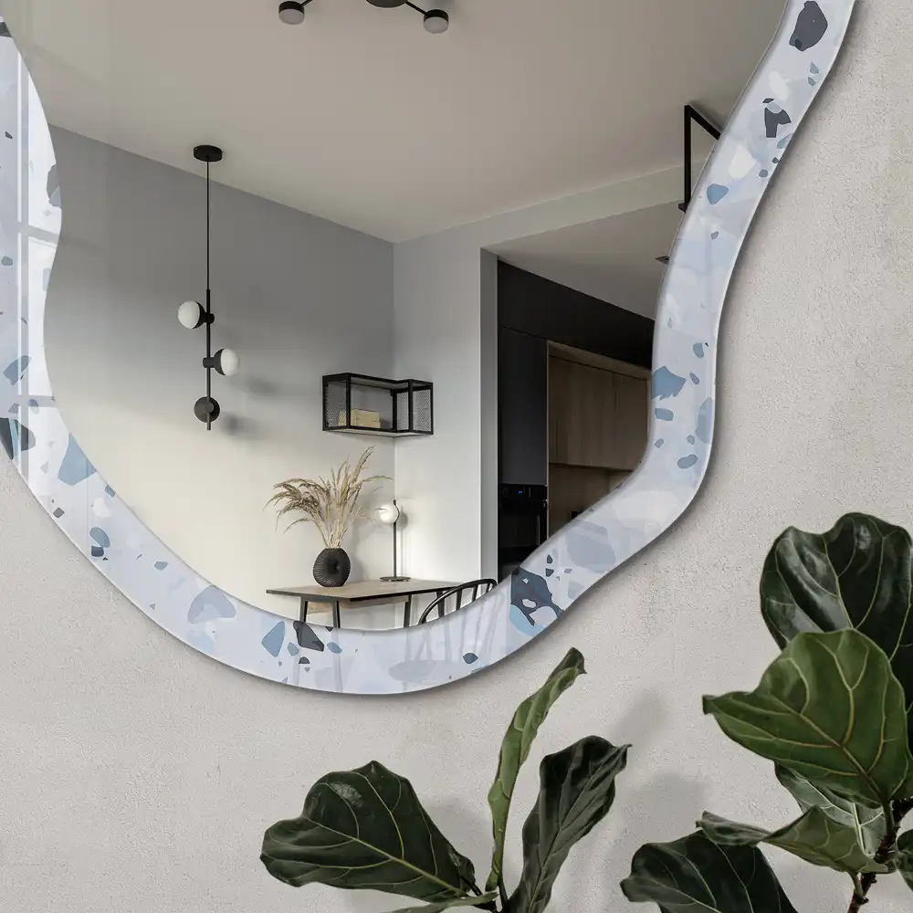 Miroir encadré à motif terrazzo bleu de forme irrégulière