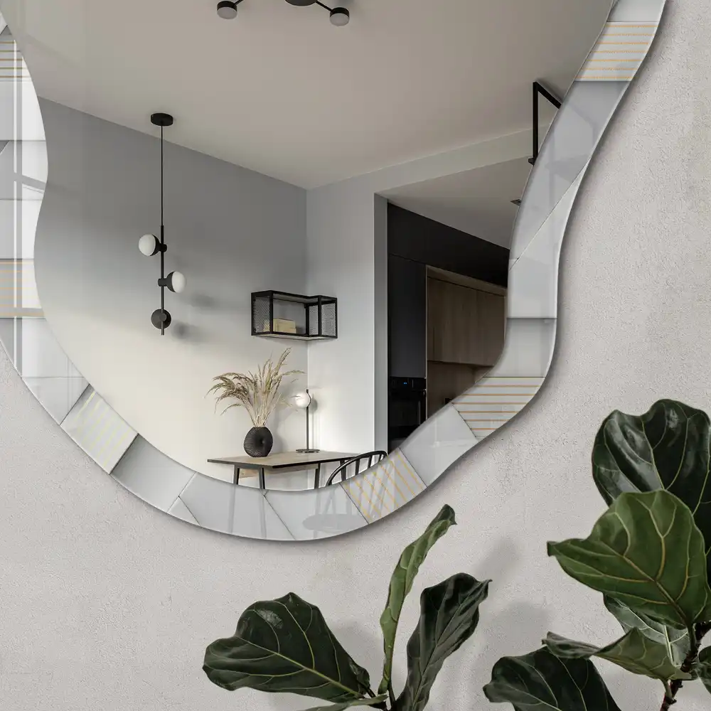 Miroir encadré à la structure élégante et forme irrégulière