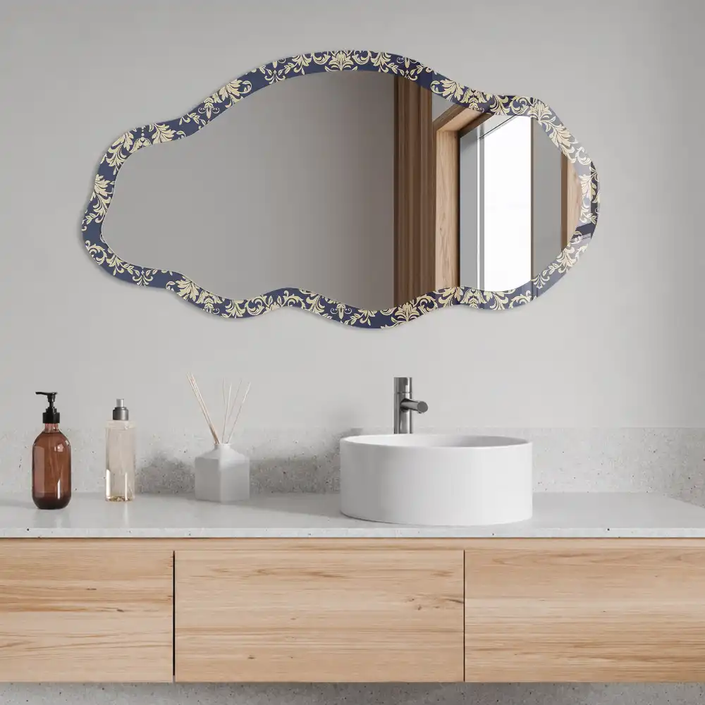 Miroir irrégulier à motif ornemental classique