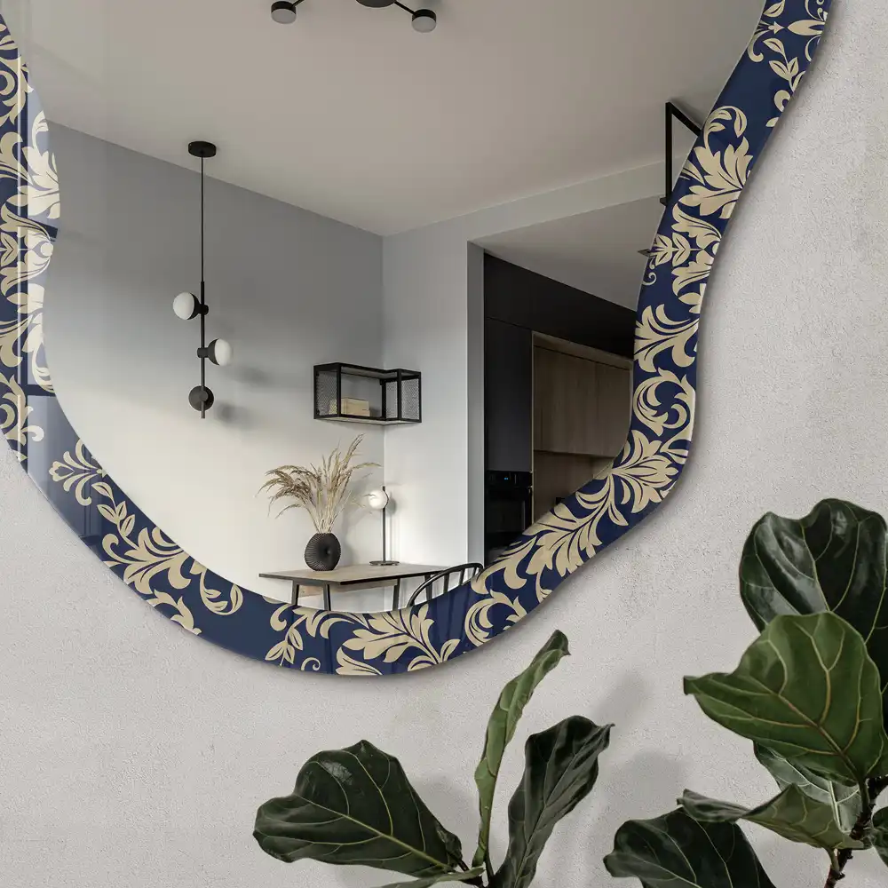 Miroir irrégulier à motif ornemental classique