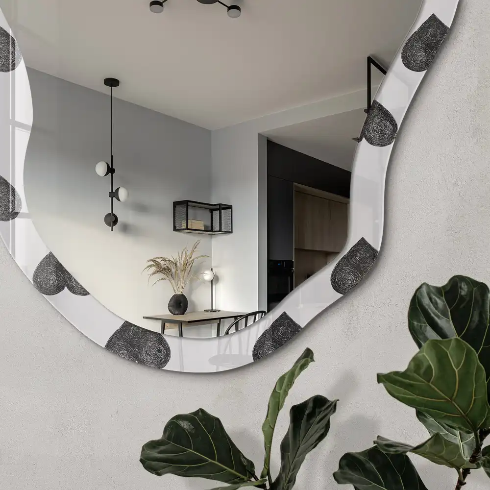 Miroir encadré à motif cœurs gris forme irrégulière