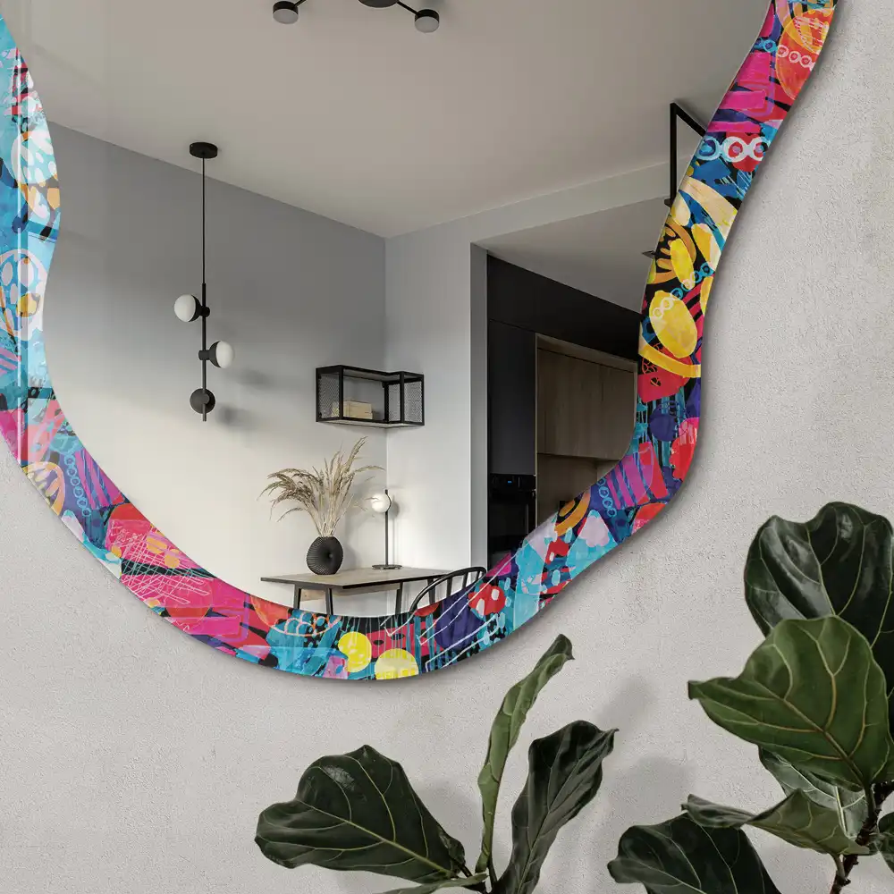 Miroir encadré avec impression d'une forme abstraite colorée irrégulière