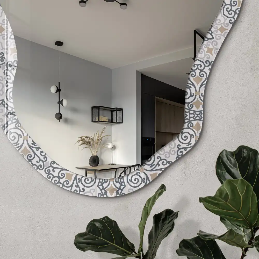 Miroir irrégulier avec motif floral doré