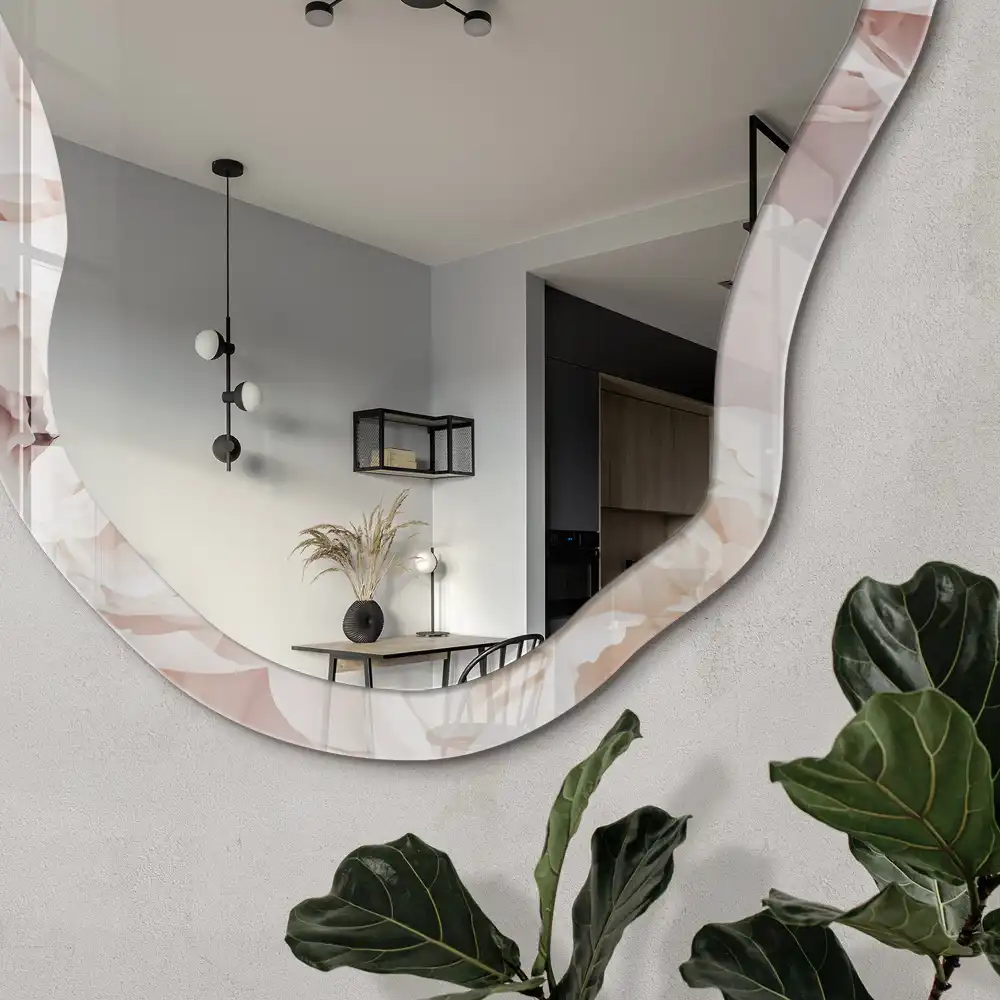 Miroir décoratif irrégulier à l'élégance douce