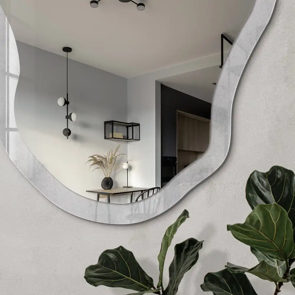 Miroir encadré avec impression à texture grise de forme irrégulière