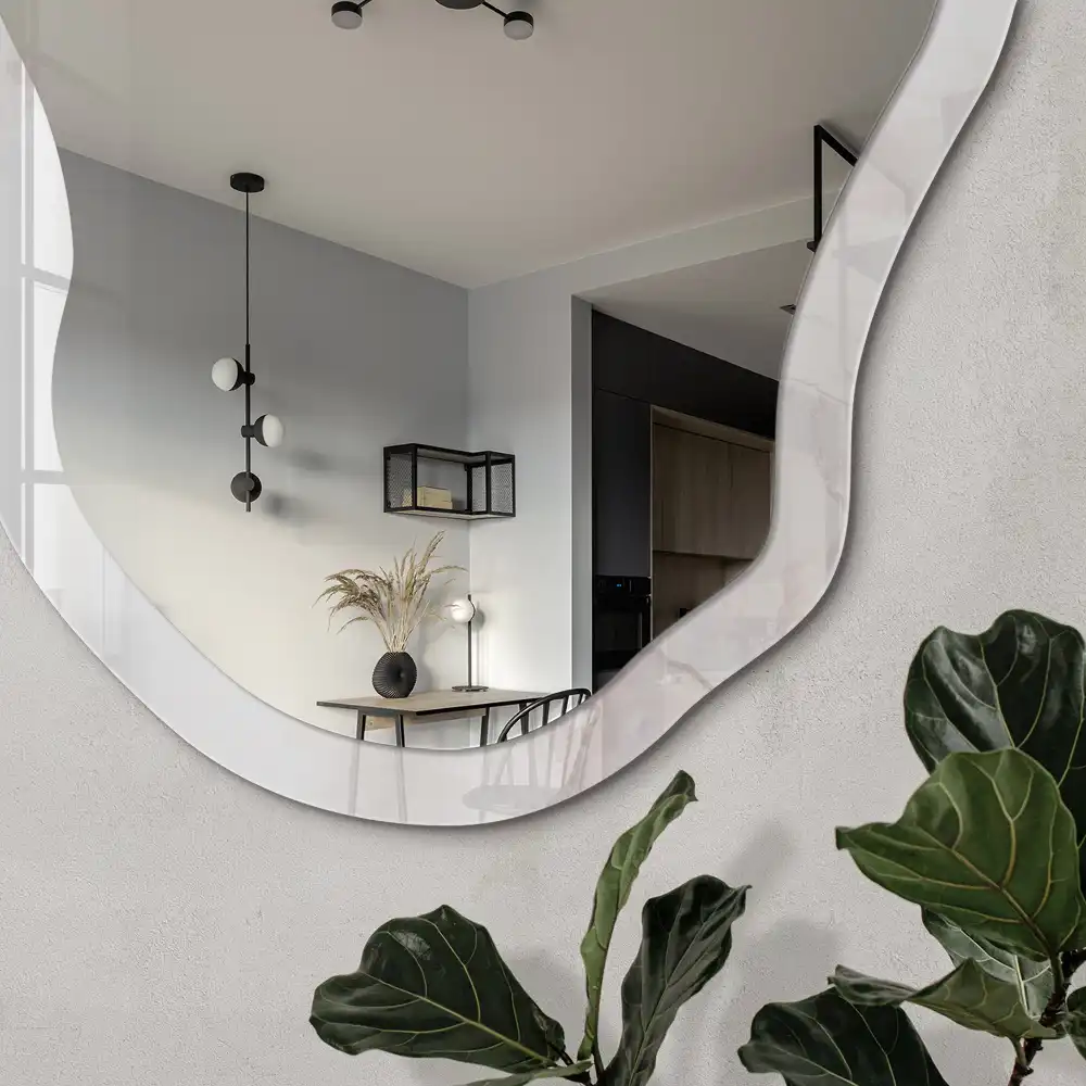 Miroir encadré à motif marbré de forme irrégulière