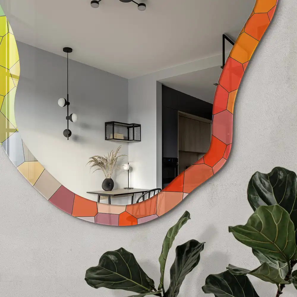 Miroir encadré à motif mosaïque coloré de forme irrégulière