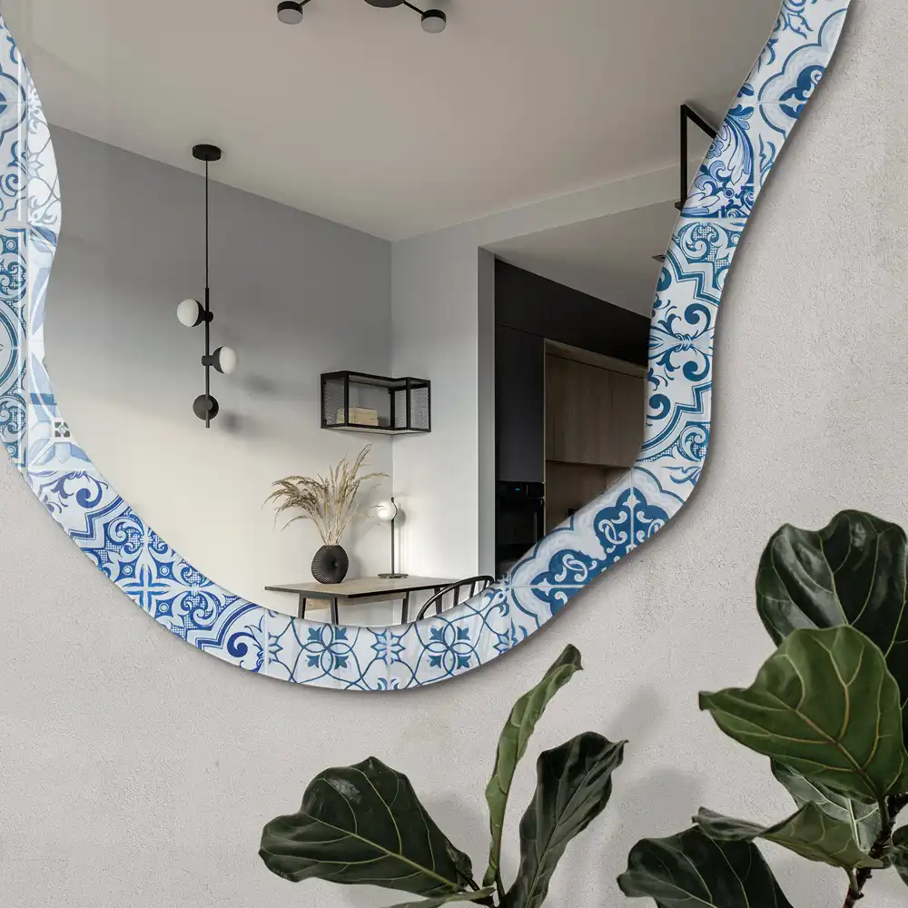 Miroir irrégulier à motif carreaux bleus