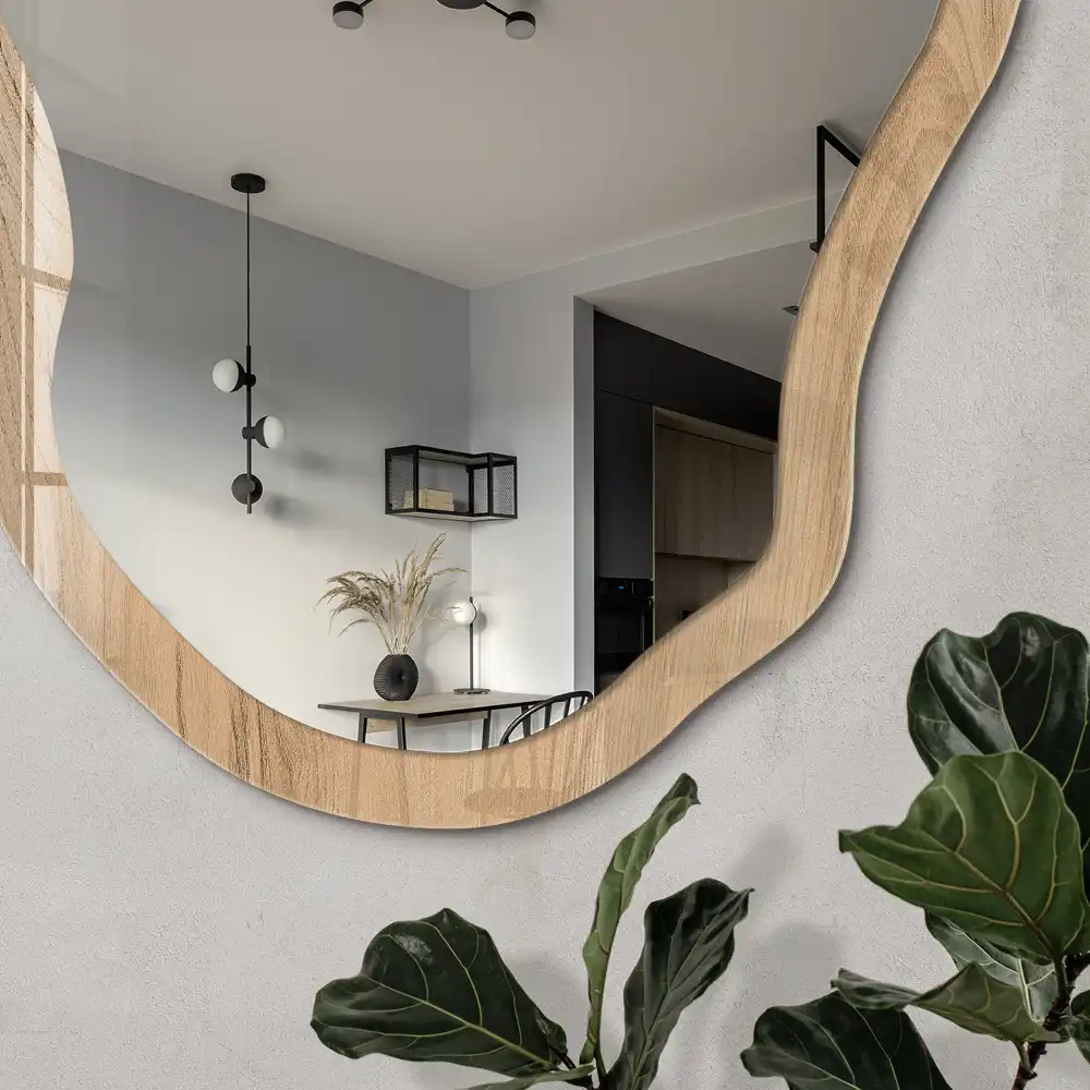 Miroir encadré à motif beige de forme irrégulière