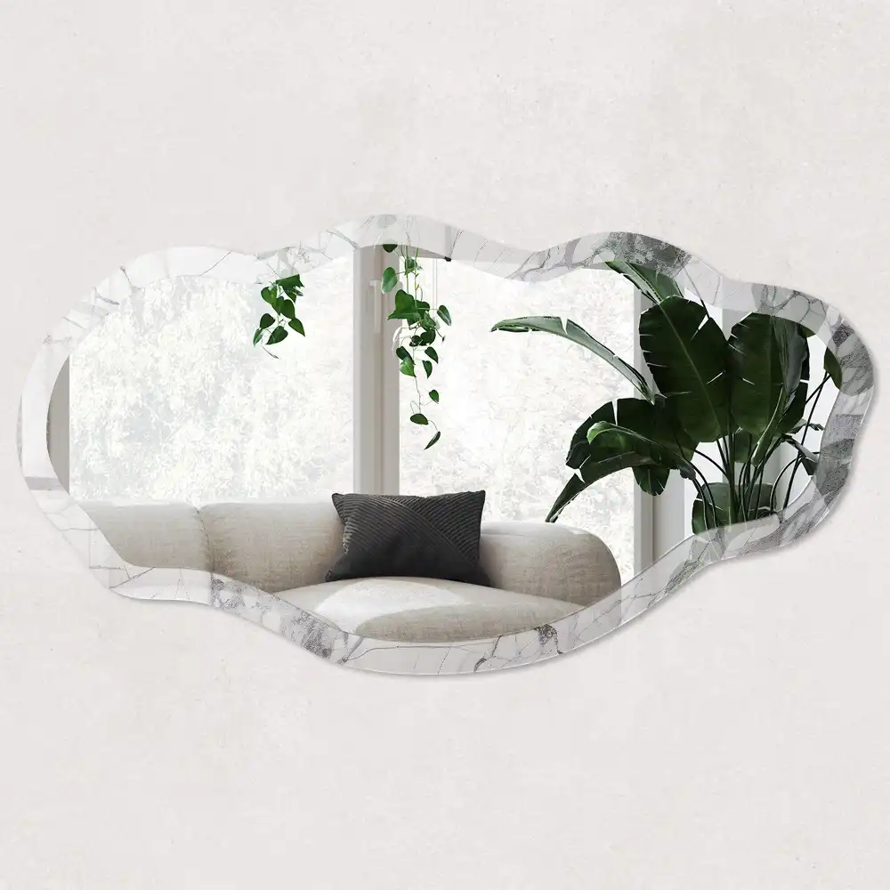 Miroir encadré à motif marbré de forme irrégulière