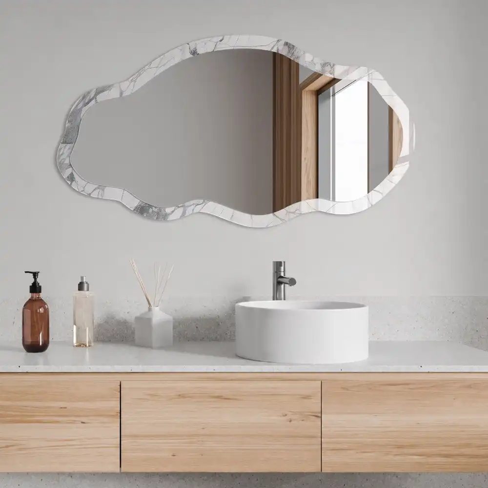 Miroir encadré à motif marbré de forme irrégulière