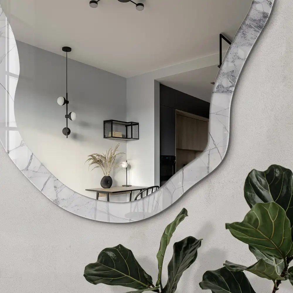 Miroir encadré à motif marbré de forme irrégulière