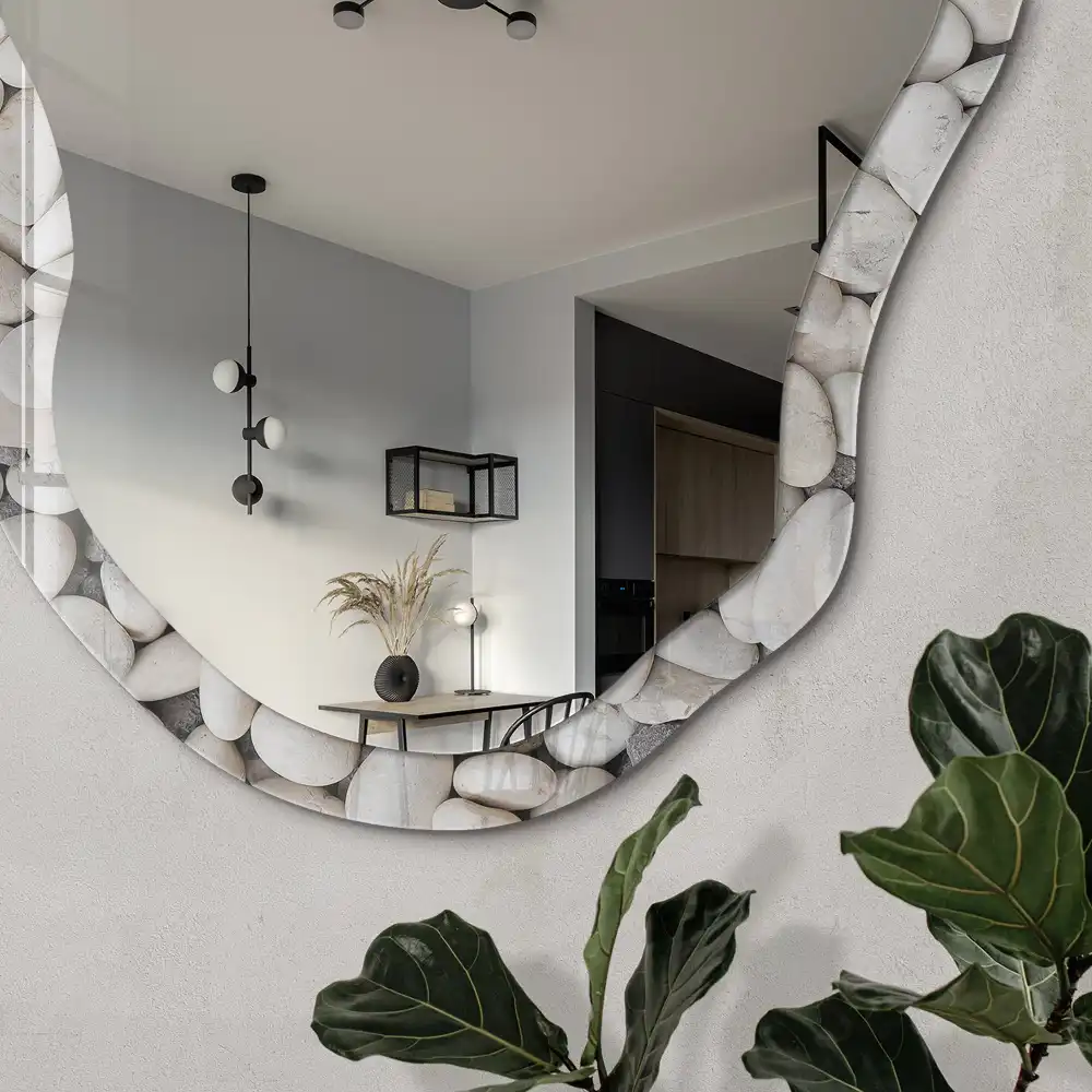 Miroir encadré à motif mosaïque de pierre aux formes irrégulières