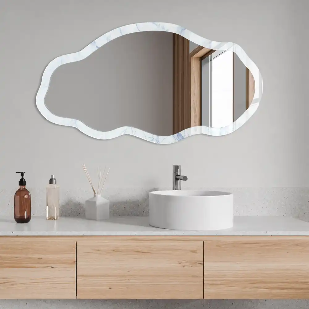 Miroir encadré à motif marbré de forme irrégulière