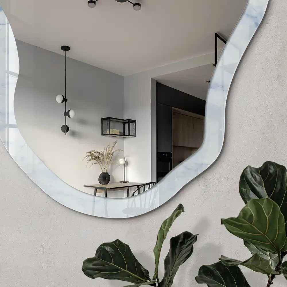 Miroir encadré à motif marbré de forme irrégulière