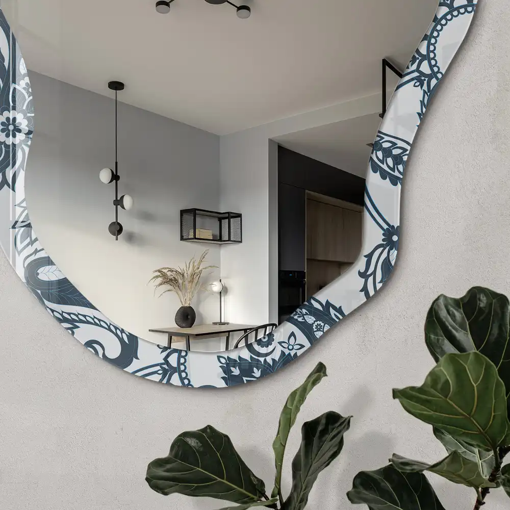 Miroir irrégulier à motifs décoratifs élégants