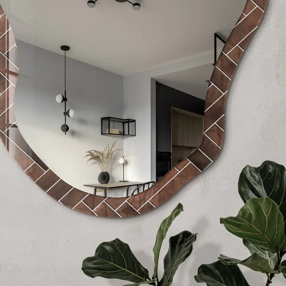 Miroir encadré à motif chevron de forme irrégulière