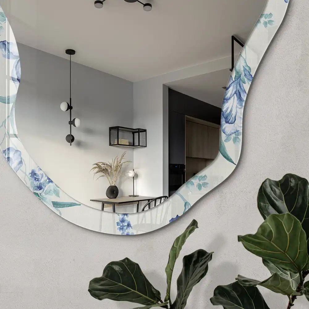 Miroir encadré à motif floral et forme irrégulière