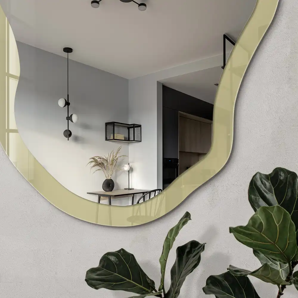 Miroir irrégulier à motif jaune pastel