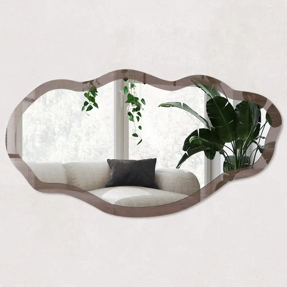 Miroir encadré à motif bois et forme irrégulière
