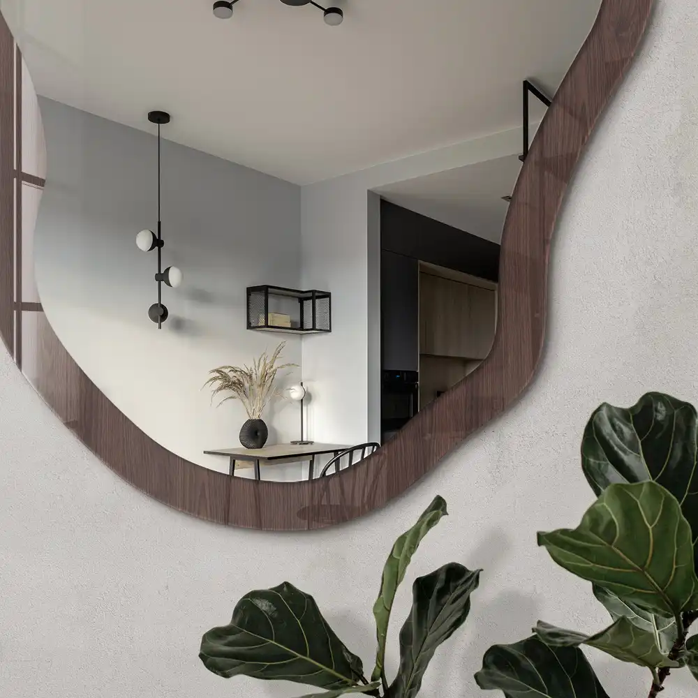 Miroir encadré à motif bois et forme irrégulière