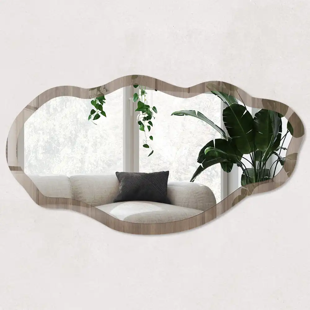 Miroir encadré de forme irrégulière avec structure en bois