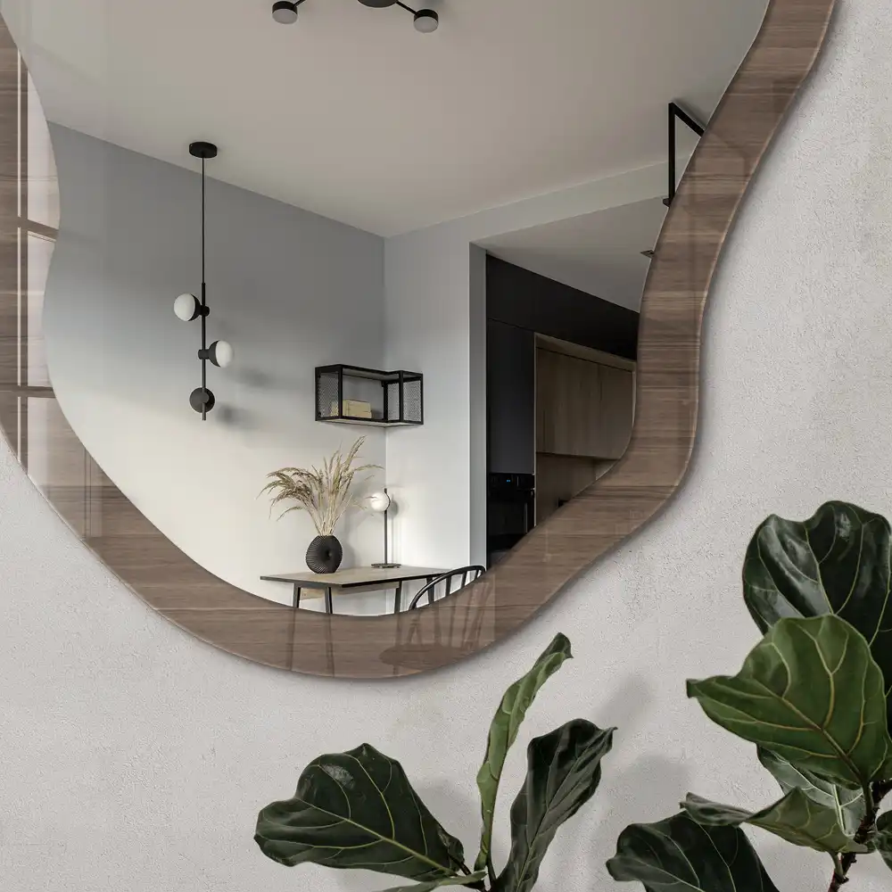 Miroir encadré de forme irrégulière avec structure en bois