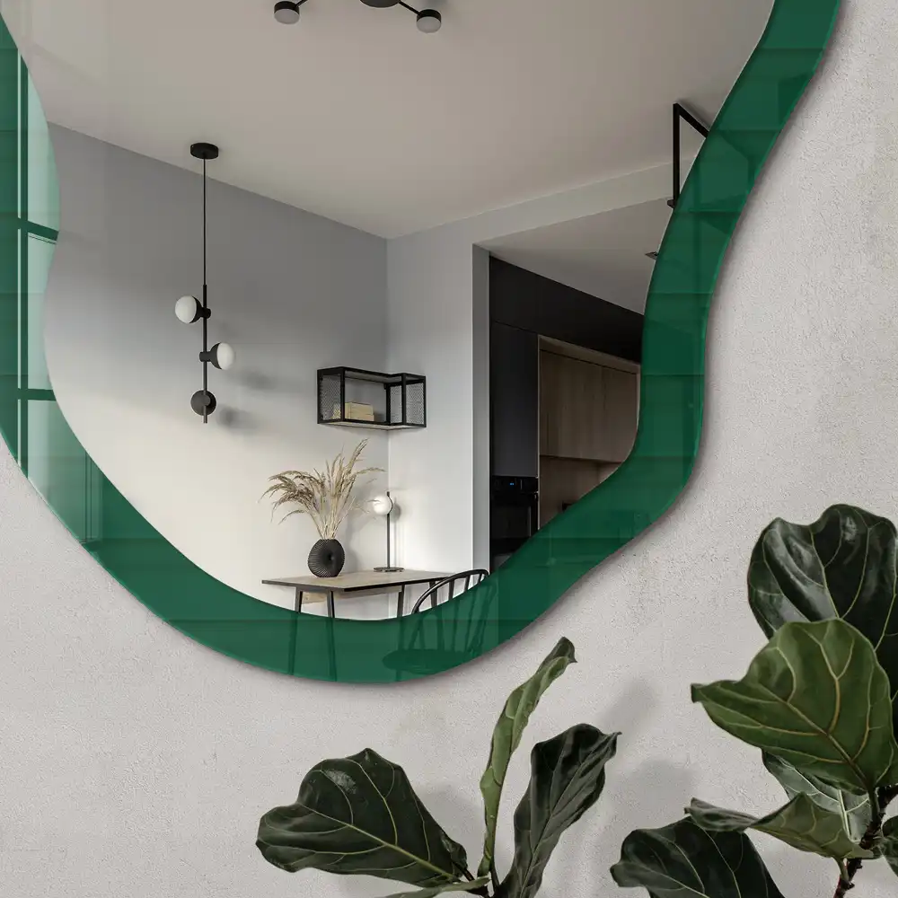 Miroir encadré à motif de rayures vertes et forme irrégulière