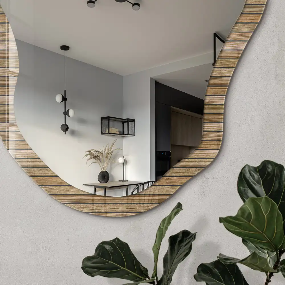 Miroir encadré de forme irrégulière avec structure en bois