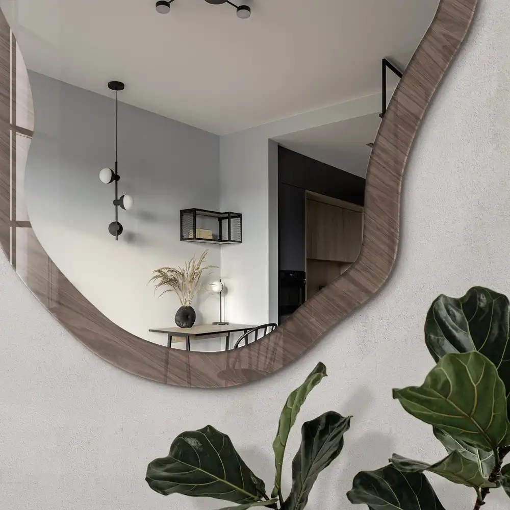 Miroir mural encadré de forme irrégulière avec cadre en bois