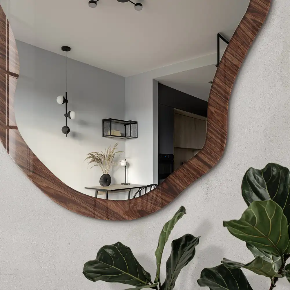 Miroir encadré à motif bois et forme irrégulière
